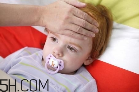 小兒肺炎的癥狀表現(xiàn)有哪些？小兒肺炎應(yīng)該怎么治療？