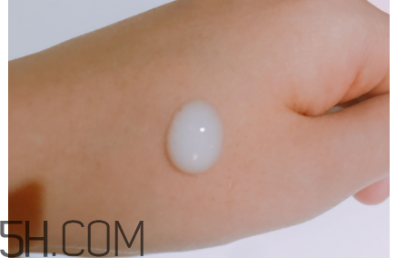 Olay小臉精華露適合什么季節(jié)用？什么膚質(zhì)？