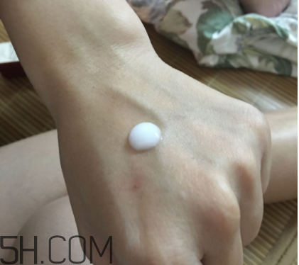 Olay小臉精華露是乳液?jiǎn)?？用在哪一個(gè)步驟？