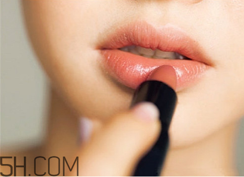 擦口紅要注意什么？選口紅的技巧方法