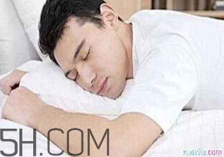 男人趴著睡對(duì)身體的危害有哪些？男人趴著睡有哪些危害？