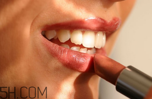 涂口紅可以吃東西嗎？每天涂口紅有沒(méi)有危害？