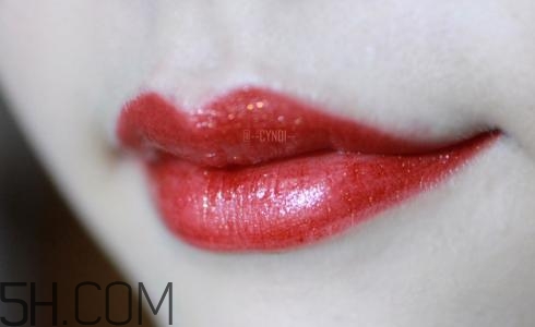 涂口紅可以吃東西嗎？每天涂口紅有沒(méi)有危害？