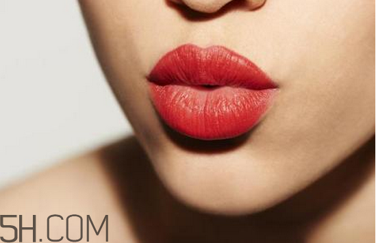 涂口紅可以吃東西嗎？每天涂口紅有沒(méi)有危害？