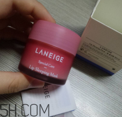 蘭芝夜間唇膜每次敷多厚？每次用多少？