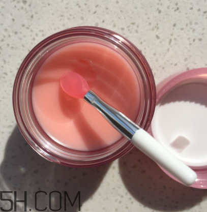 蘭芝夜間唇膜每次敷多厚？每次用多少？