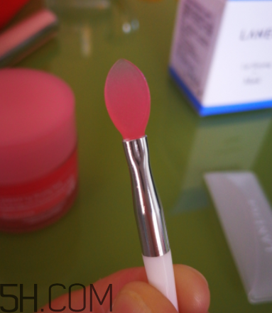 蘭芝夜間唇膜多久用一次？使用頻率