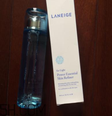 蘭芝水衡精華水油不油？適合油皮嗎？