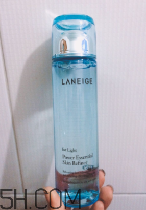 蘭芝水衡精華水油不油？適合油皮嗎？