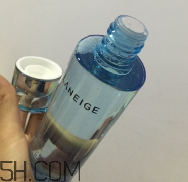 蘭芝水衡精華水油不油？適合油皮嗎？