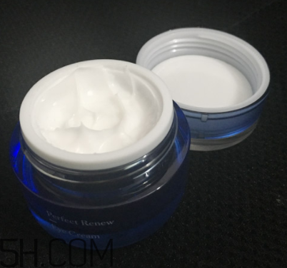 蘭芝致美眼霜油不油？長脂肪粒嗎？