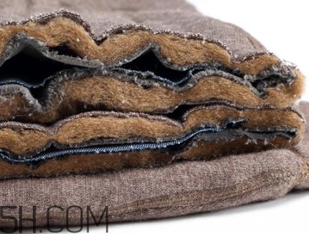 駝絨褲好還是羽絨褲好？駝絨褲羽絨褲哪種暖和？