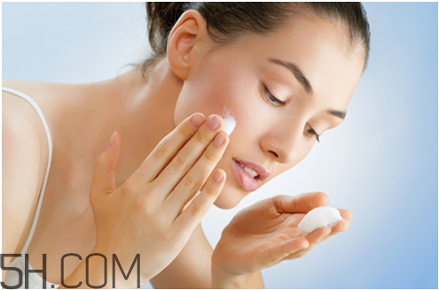 蓓昂斯和卸妝皇后卸妝水哪個(gè)好？卸妝可以直接用洗面奶嗎？