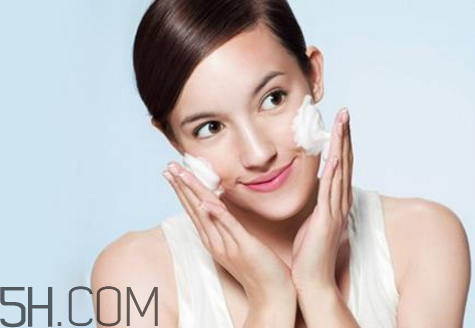 貝德瑪卸妝水和dhc卸妝油哪個卸妝好？洗面奶卸妝有什么壞處？