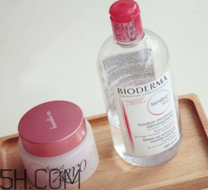 芭妮蘭卸妝膏和貝德瑪卸妝水哪個(gè)好用？卸妝水的卸妝原理