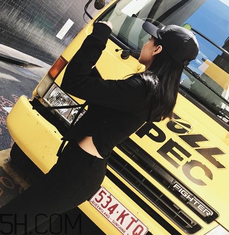 黑色衣服掉色屬于質(zhì)量問題嗎？黑色衣服掉色嚴(yán)重怎么辦？