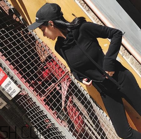 黑色衣服掉色屬于質(zhì)量問題嗎？黑色衣服掉色嚴(yán)重怎么辦？