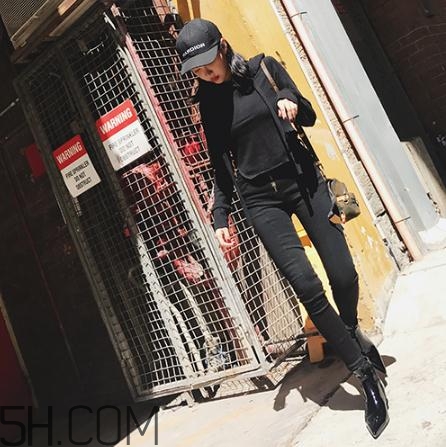 黑色衣服掉色屬于質(zhì)量問題嗎？黑色衣服掉色嚴(yán)重怎么辦？