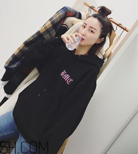 黑色衣服粘毛怎么處理？黑色衣服沾毛怎么辦？