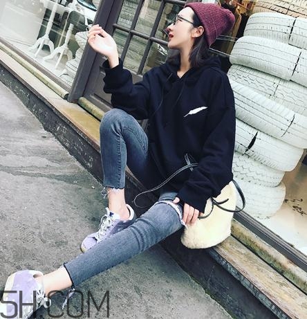 黑色衣服被漂白水弄壞怎么復(fù)原？黑色衣服被84燒黃了怎么辦？