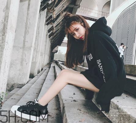 黑色衣服被漂白水弄壞怎么復(fù)原？黑色衣服被84燒黃了怎么辦？