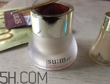 sum37魔法眼霜油不油？油皮能用嗎？