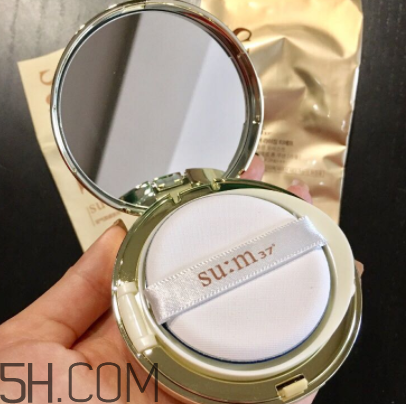 sum37空氣感氣墊霜浮粉嗎？適合油皮嗎？