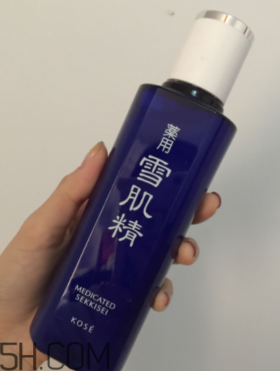 雪肌精化妝水盈潤(rùn)型適合油皮嗎？適合夏季嗎？