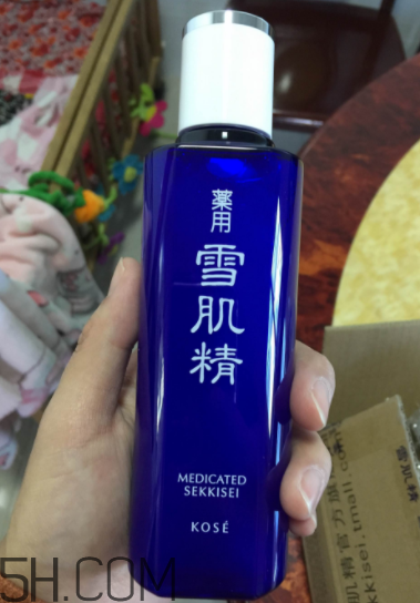 雪肌精化妝水盈潤型成分是什么？會使皮膚變薄嗎？