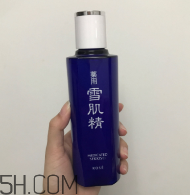 雪肌精化妝水盈潤型成分是什么？會使皮膚變薄嗎？