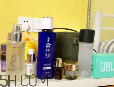 雪肌精化妝水盈潤型成分是什么？會使皮膚變薄嗎？