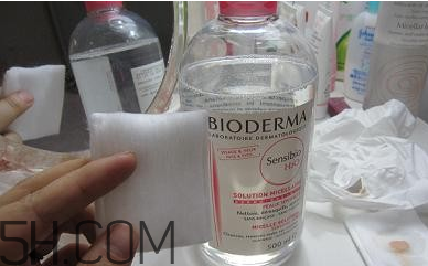 紋眼線后化妝了怎么卸妝？化妝棉和卸妝棉用法