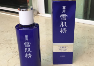 雪肌精化妝水盈潤(rùn)型成分是什么？會(huì)使皮膚變薄嗎？