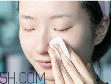 化妝棉卸妝時候要打濕嗎？使用化妝棉卸妝要注意什么？