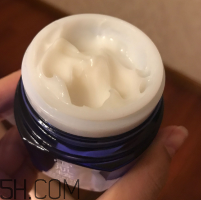 雪肌精菁華凝霜油不油？適合油皮嗎？