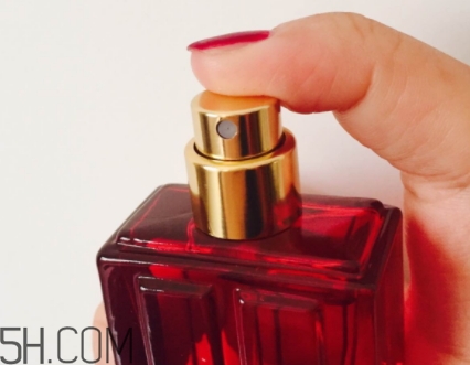 伊麗莎白雅頓紅門香水適合什么年齡？