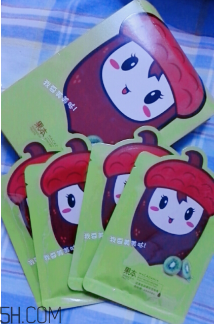 詩婷露雅哪款面膜補(bǔ)水好？哪款適合輕齡?。?></p><h3>詩婷露雅哪款適合輕齡肌</h3><p>果本奇異果面膜適合輕齡肌膚，這款面膜針對干燥缺水、粗糙、易緊繃、暗淡無光的肌膚，尤其適合年輕的肌膚。使用心得：我是第一次使用果本產(chǎn)品，之前看過電視里面有插入廣告，說這個挺好用的，純天然無刺激，但是我一直沒有購買。這次有幸參加活動，得到了免費試用的機(jī)會，送了20片面膜，4盒，每盒5片。包裝整體度挺好的，很可愛的風(fēng)格，小小的，很精致，拿到手，還挺重，萌化了我的少女心，綠色的，陽光可愛，一個特別Q的獼猴桃在上面，突出了產(chǎn)品的主題，天然純植物提取精華。喜歡包裝，很清新的綠色。奇異果一種“美容圣果”，具有除斑、排毒、美容、抗衰老等作用。在澳洲果油的眾多成分中，胡蘿卜素和葉綠素賦予澳洲堅果油金黃透綠的獨特色澤，而葉綠素起新陳代謝作用，促進(jìn)細(xì)胞生長，加速傷口愈合，還有助于營養(yǎng)和美化皮膚，減少皺紋的產(chǎn)生。澳洲堅果油還是一種極好的治療皮膚疾病的天然藥物。根據(jù)皮膚科外用藥治療原則，用夏威夷果油制成的3種劑型對5類15種滲出性皮炎、潰瘍療效顯著。由于澳洲堅果油含有多酚和脂多糖成分，所以澳洲堅果油還有防輻射的功能。采用純植物提取精華，不添加任何色素，使皮膚能夠享受滿滿自然力量。打開精華液好多啊，滿滿的附著在手上，也不粘膩，能很好的儲存精華，保濕力還不錯！貼在臉上的話，有很好的立體剪裁，符合我的臉部構(gòu)造，面膜還算服帖，可以促進(jìn)臉部吸收，面膜紙還算清透氣讓肌膚能夠很好的呼吸。有一股淡淡的香味，并不濃郁，臉上在不斷的吸收精華，也沒覺得有什么不適應(yīng)的地方，也沒感覺有過敏的現(xiàn)象，畢竟純天然提取。敷完，按摩一下，精華全都吸收，不膩，也不需要用再次清洗臉部。臉部皮膚滑滑的，補(bǔ)水充分了，臉部自然不會油膩，也會慢慢變白咯！喜歡的親可以進(jìn)行買啦，別猶豫，總體性價比很高。優(yōu)點：整體的外觀設(shè)計到面膜的精華液再到最后的皮膚吸收，都覺得好，敷15分鐘以后還有很多的精華殘留在面膜紙上，精華液真的是超級超級多，按摩一下，皮膚能夠很快就吸收掉，第二天早晨起來，臉上呈現(xiàn)出水潤的狀態(tài)，上妝也不卡粉，第一天水補(bǔ)足了，本來它里面的成分就具有保濕不油膩的功效，促進(jìn)皮膚的新陳代謝，臉部彈彈的，不緊繃，舒服?？傮w性價比也很高。</p><p style=