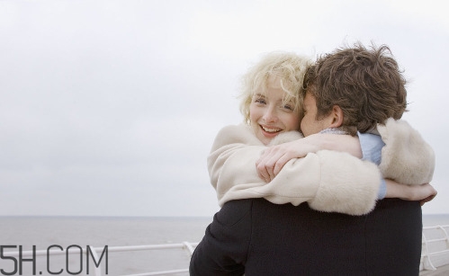 女孩月經(jīng)初潮可不可以喝紅糖水？女孩月經(jīng)初潮媽媽應(yīng)該怎么做？