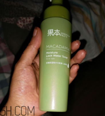 詩婷露雅生肌液滋潤型適合輕熟肌嗎？油不油？