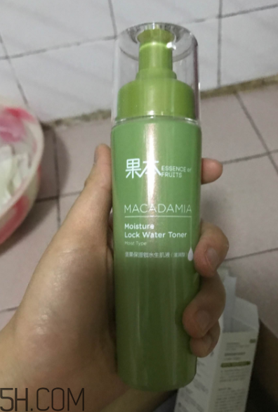 詩婷露雅生肌液滋潤型適合輕熟肌嗎？油不油？