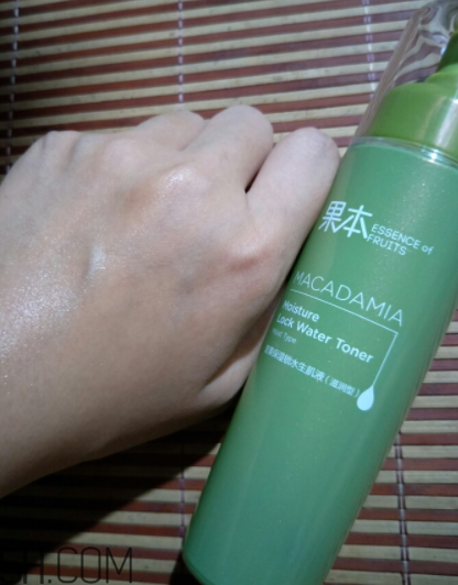 詩婷露雅生肌液滋潤型適合輕熟肌嗎？油不油？