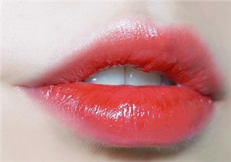 愛茉莉唇釉2號(hào)好看嗎？愛茉莉唇釉2與圣羅蘭12的區(qū)別