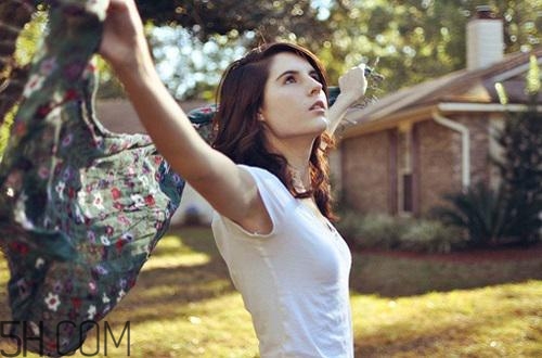 月經(jīng)初潮用什么衛(wèi)生巾比較好？月經(jīng)初潮出血量少正常嗎？