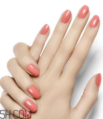 冬天涂什么指甲油好看？手黑涂什么指甲油好看？