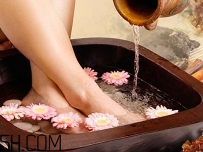 檸檬精油可以泡腳嗎？檸檬精油泡腳的好處有哪些？