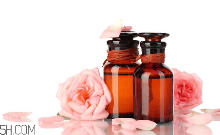 玫瑰精油能泡腳嗎？玫瑰精油的使用方法有哪些？