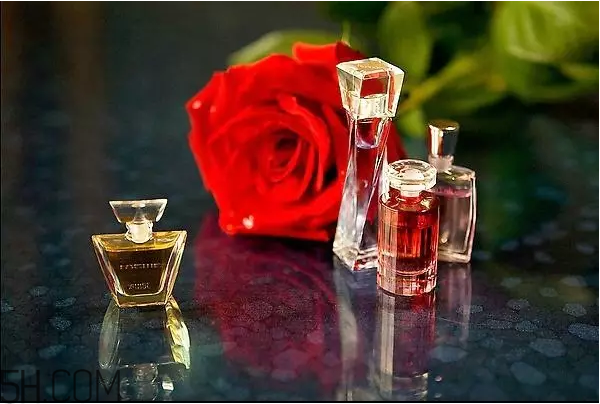 玫瑰精油怎么用？玫瑰精油可以直接涂在臉上嗎？