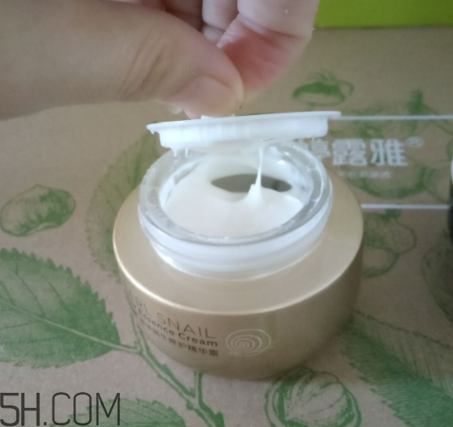 詩(shī)婷露雅蝸牛面霜適合秋冬嗎？適合油皮嗎？