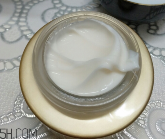 詩(shī)婷露雅蝸牛面霜適合秋冬嗎？適合油皮嗎？