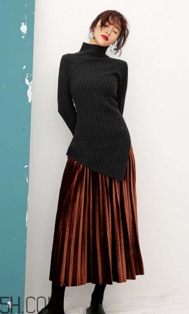 金絲絨百褶裙搭配什么上衣？